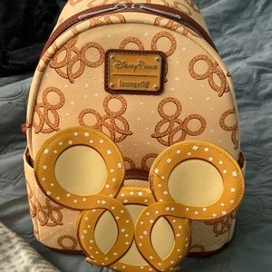 Disney Lounge fly Pretzel
